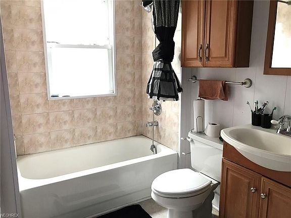 5th image of 15404 Grovewood Ave