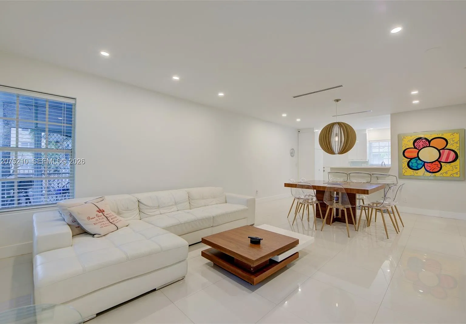 Rex Gardens Condo — Photo 2