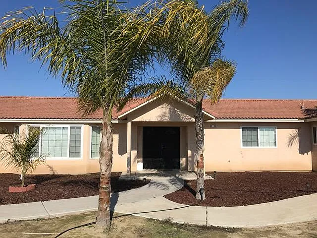 5 bed, 2900 sqft, $2,985 — Photo 3