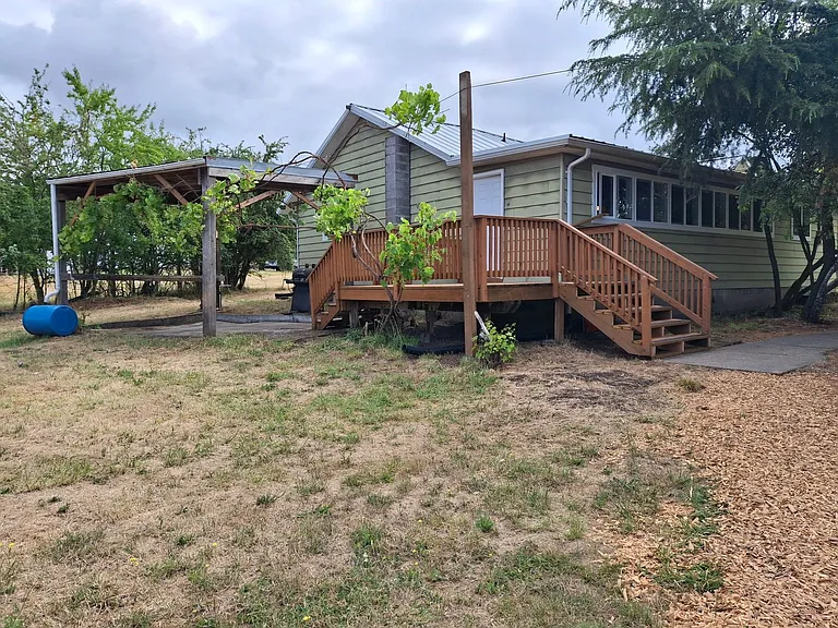4500 NW McLoughlin Dr — Photo 2