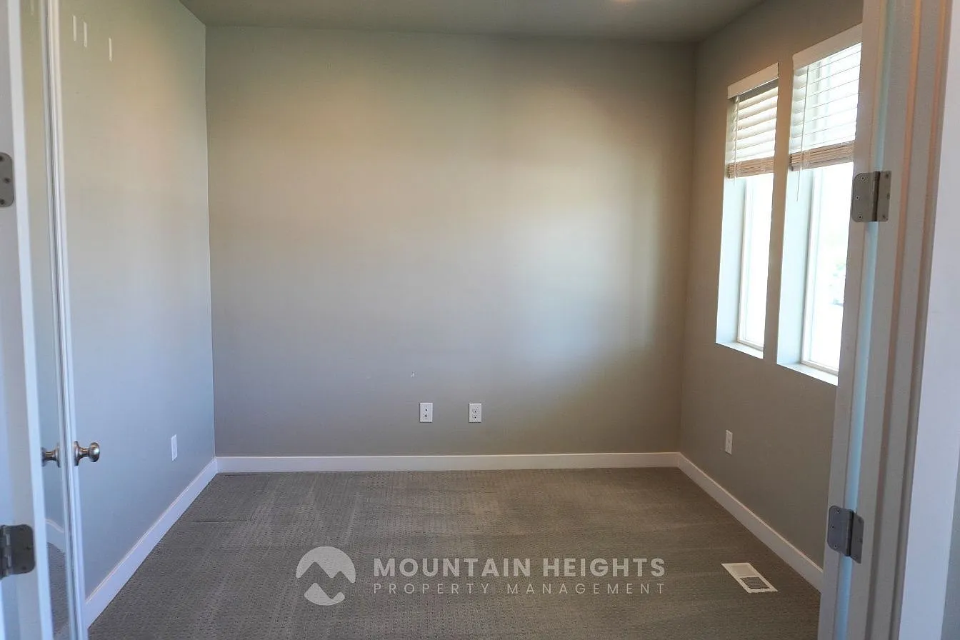 3 bed, 2.5 bath, 3600 sqft, $2,695 — Photo 3