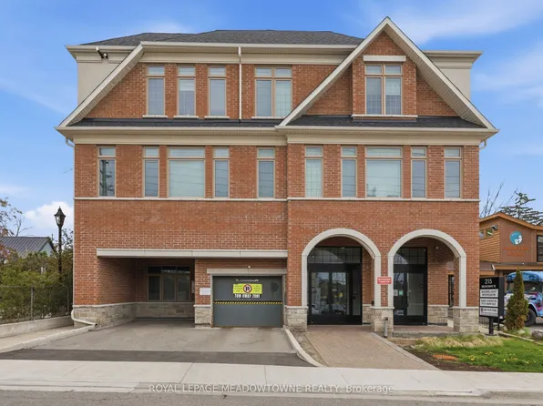 215 Broadway St #203, Mississauga, ON L5M 1J1