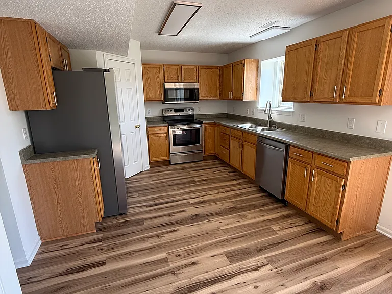 11512 Maywin Dr — Photo 9