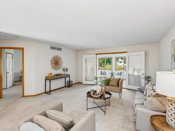 808 Winterberry Dr, Woodbury, MN 55125