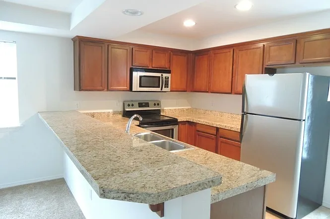 3 bed, 1410 sqft, $3,300 — Photo 3