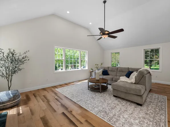 128 Memorial Dr, Shrewsbury, MA 01545