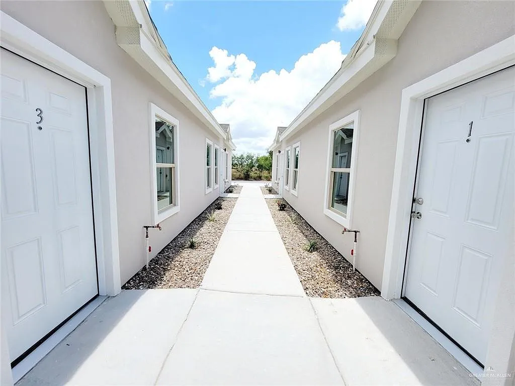 2808 Rosemary Dr — Photo 2