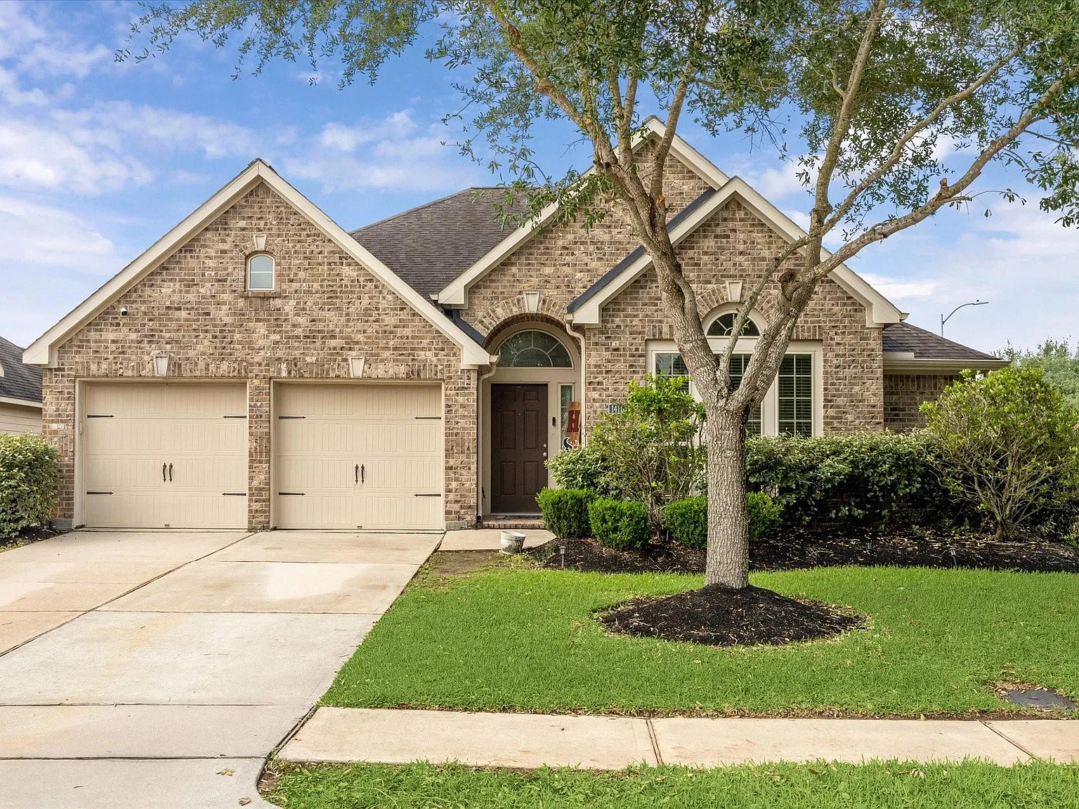 3 bed, 2.0 bath, 2115 sqft, $2,800 — Photo 1