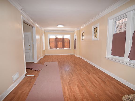4th image of 5814 S Sacramento Ave