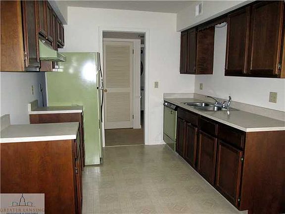 3rd image of 523 E Bainbridge Dr