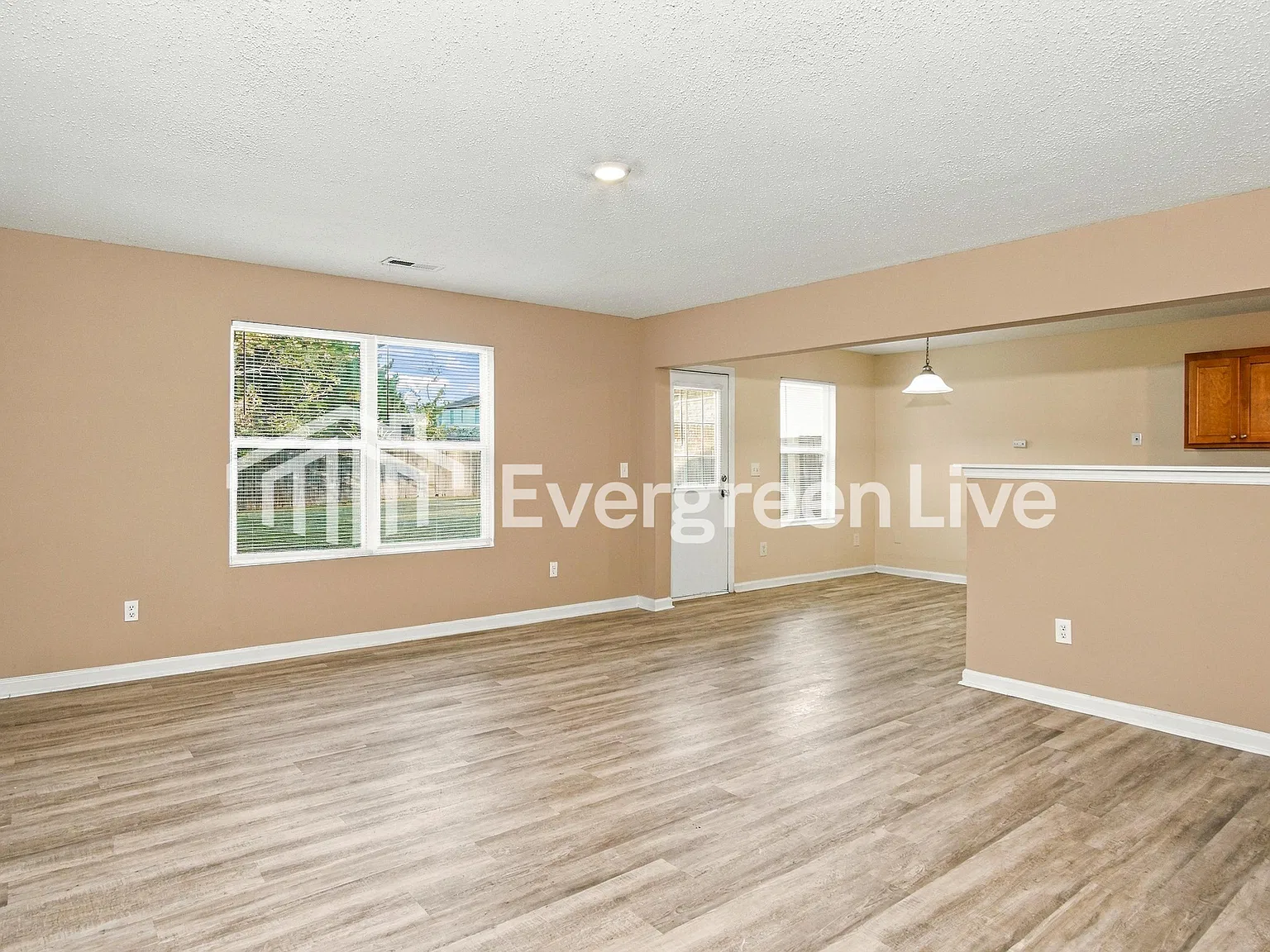 3 bed, 2.0 bath, 1565 sqft, $1,295 — Photo 3