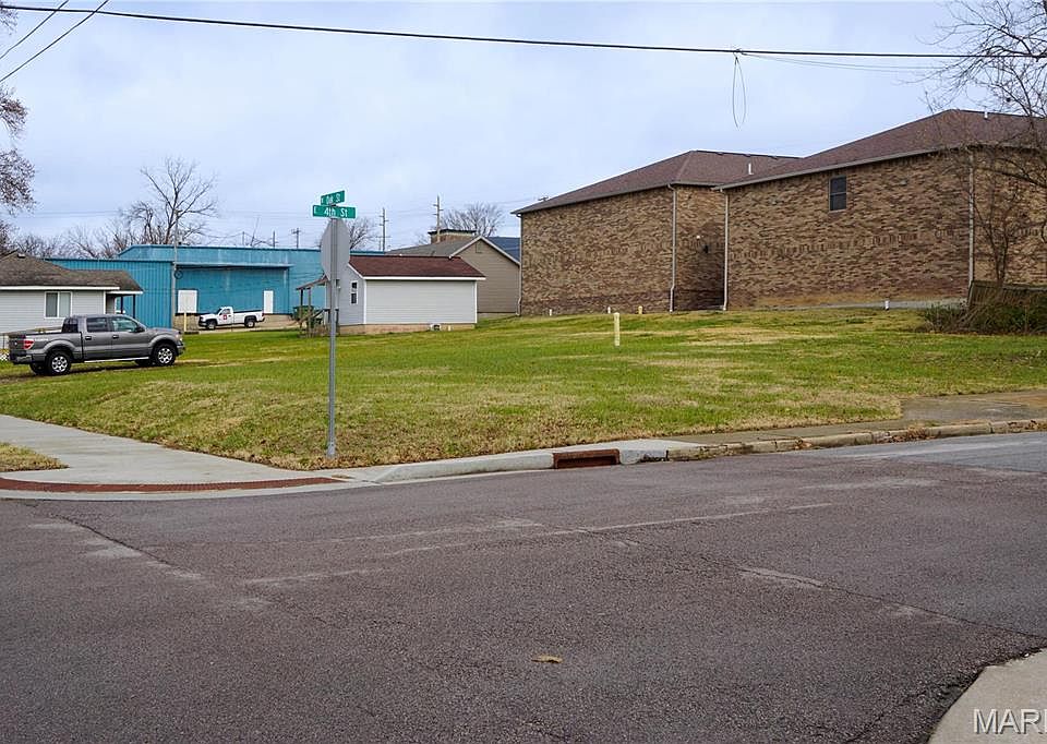 2nd image of 400 N Oak St
