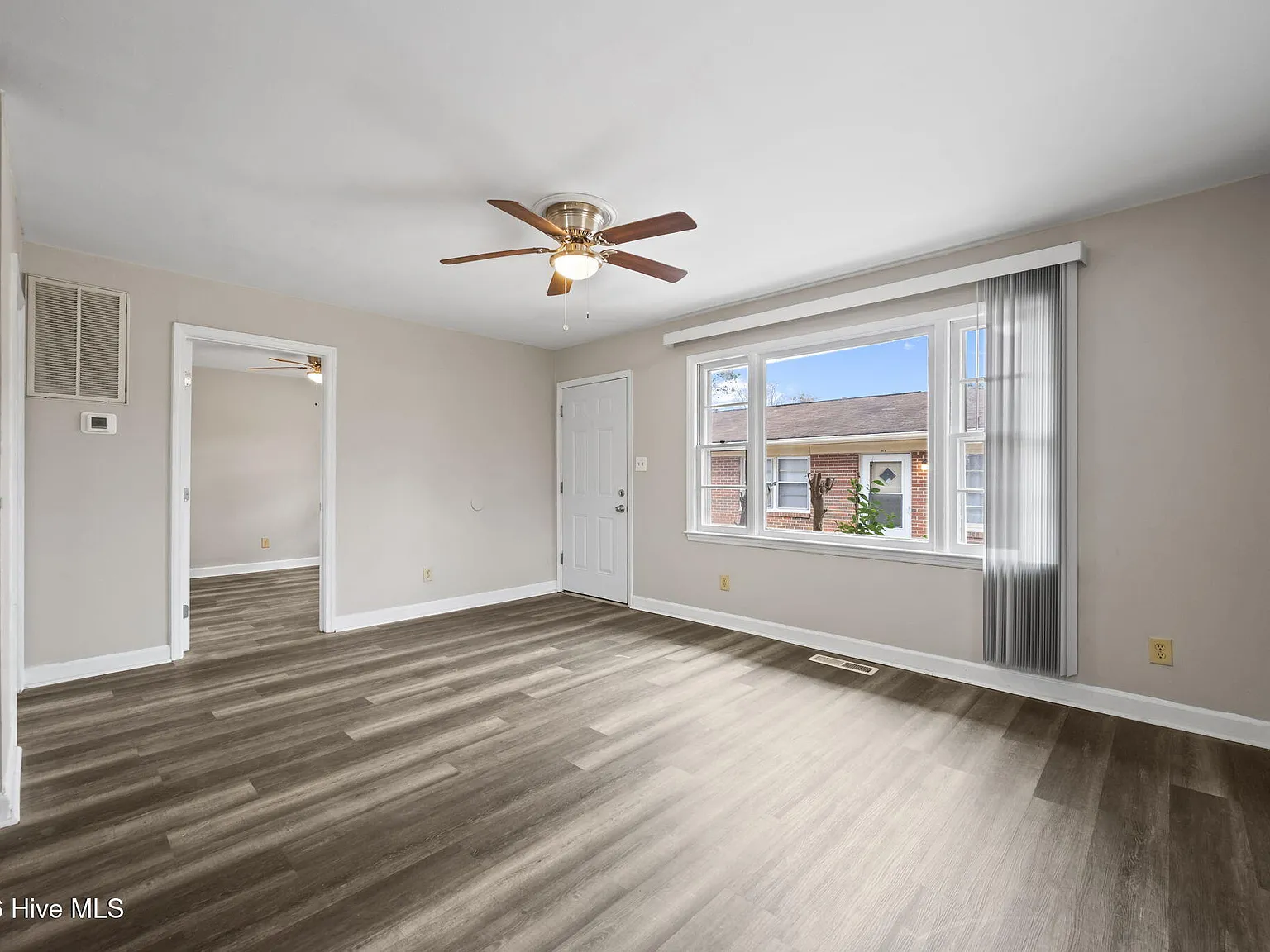 2 bed, 1.0 bath, $925 — Photo 3