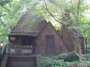 1 W Terrace Rd, Great Neck, NY 11021