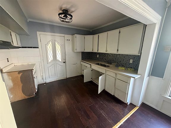 5th image of 2409 W Amherst Ave