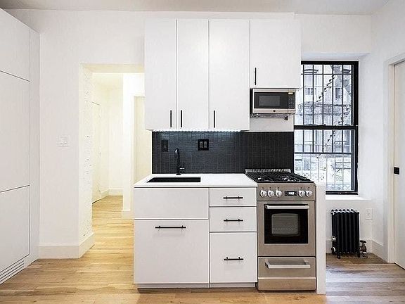 3rd image of 35 Bedford St