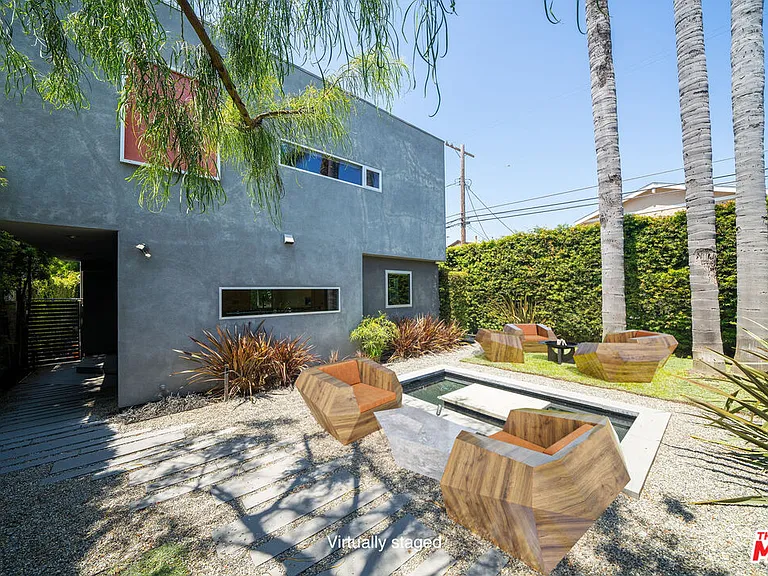 929 Dickson St — Photo 3