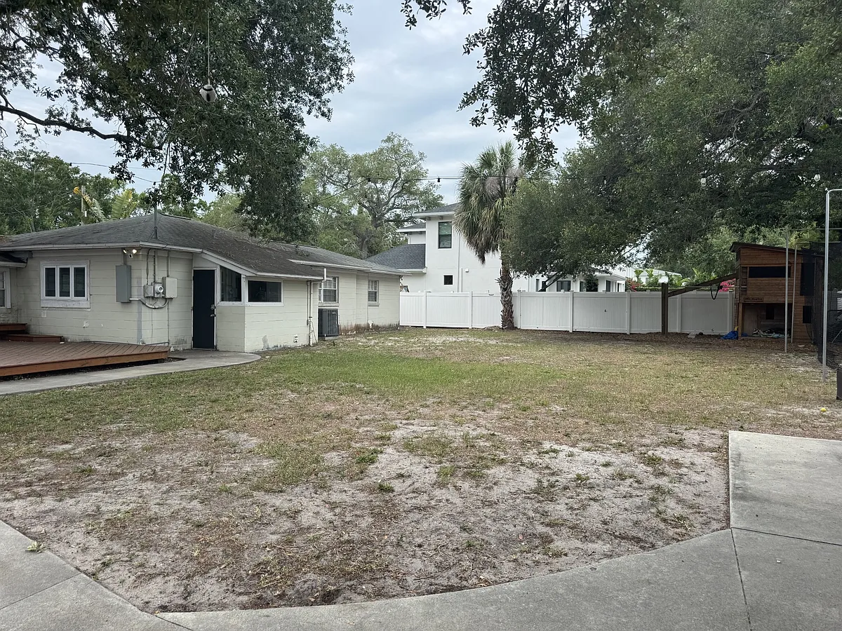 Building Photo - 3901 W San Nicholas St