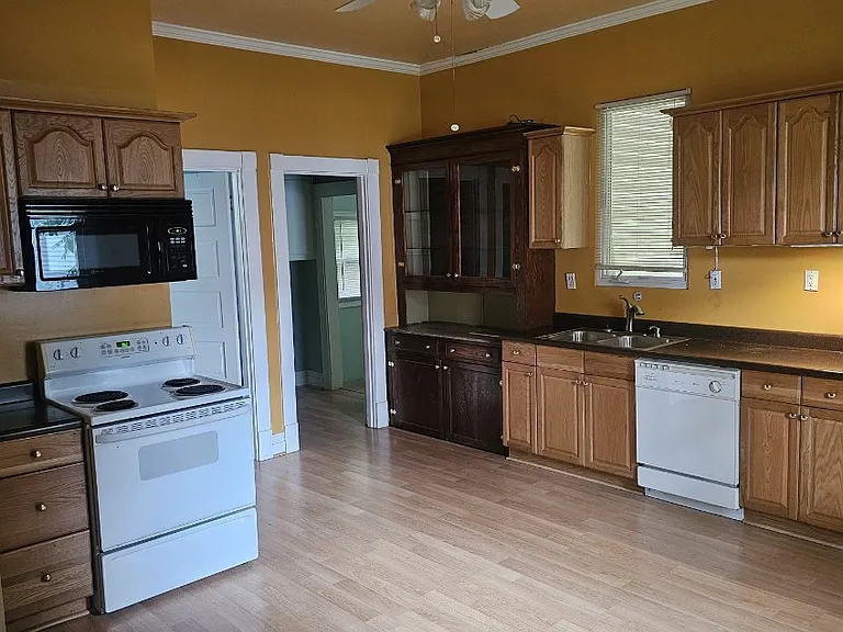 1511 Texas Ave — Photo 5