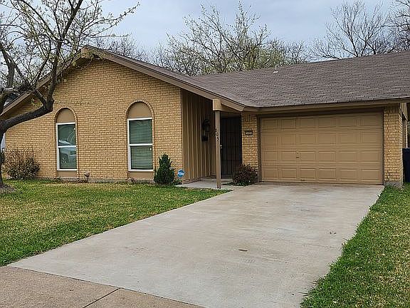 2nd image of 605 Meadowcreek Ln