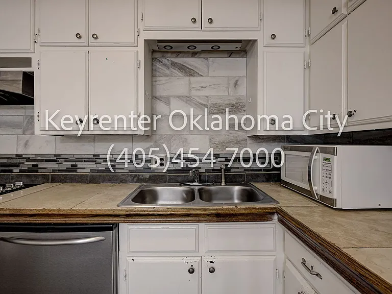 1622 W Britton Rd — Photo 16