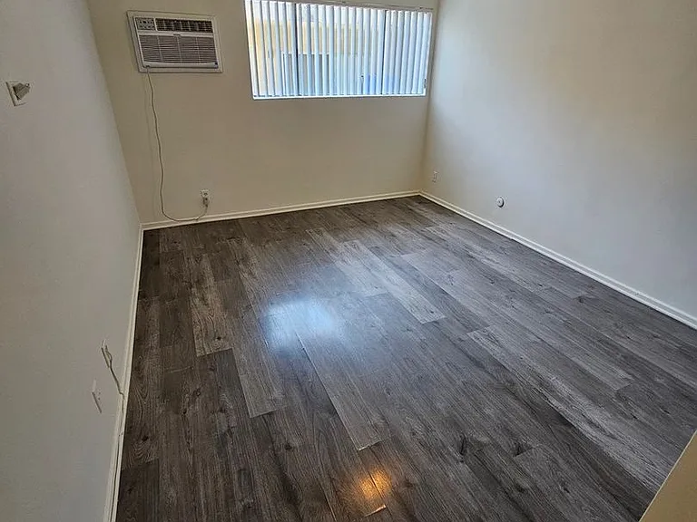 8601 BALBOA — Photo 10