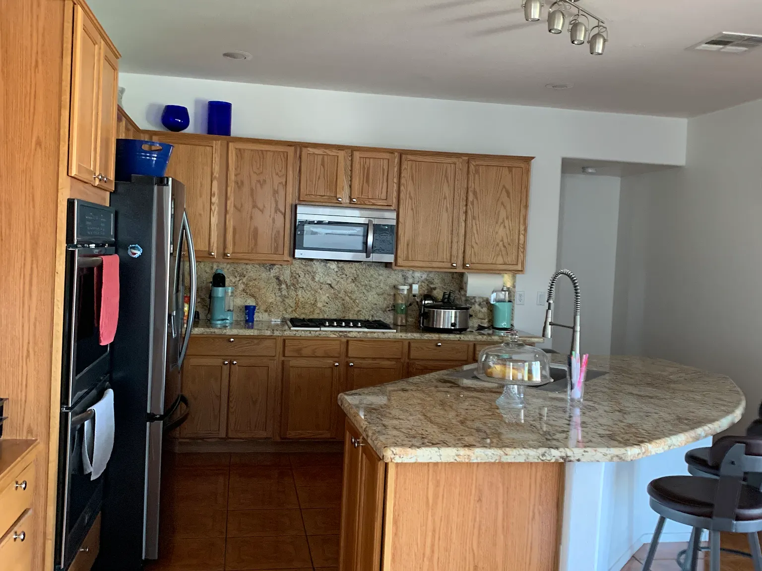 5 bed, 2.5 bath, 3289 sqft, $800 — Photo 3