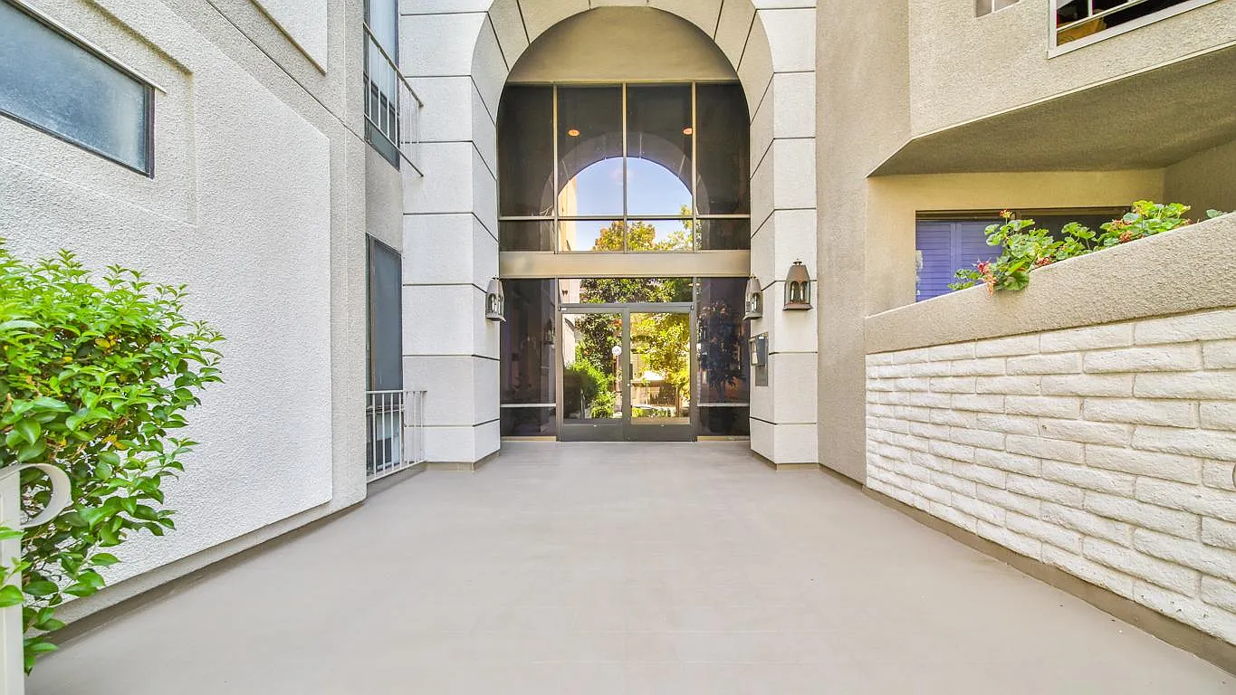 2 bed, 1962 sqft, $4,595 — Photo 1