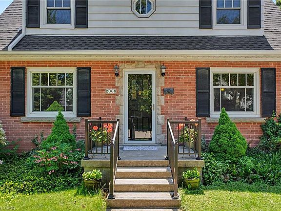 4th image of 2068 Wellington Ave