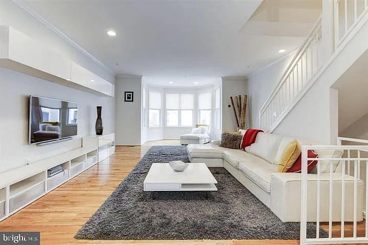 2058 N Oakland St — Photo 6