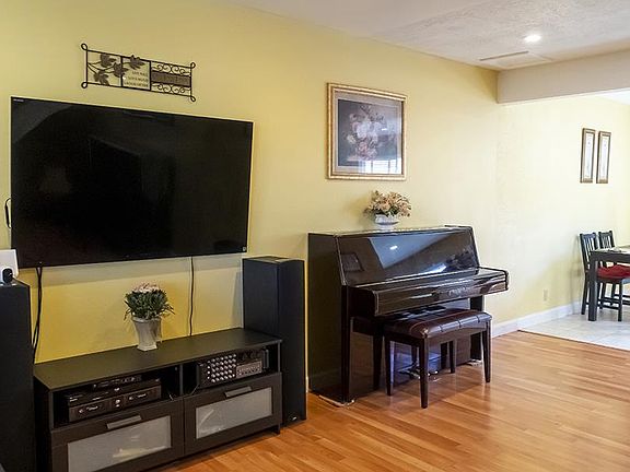 4th image of 3234 Cropley Ave
