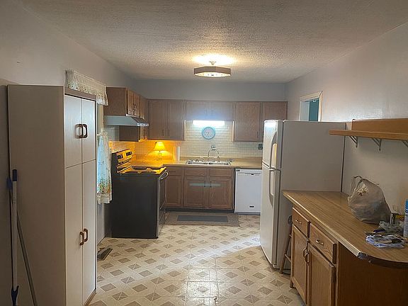 3rd image of 330 Cove Rd