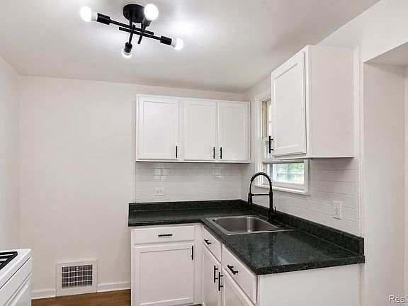 3rd image of 12087 Heyden St