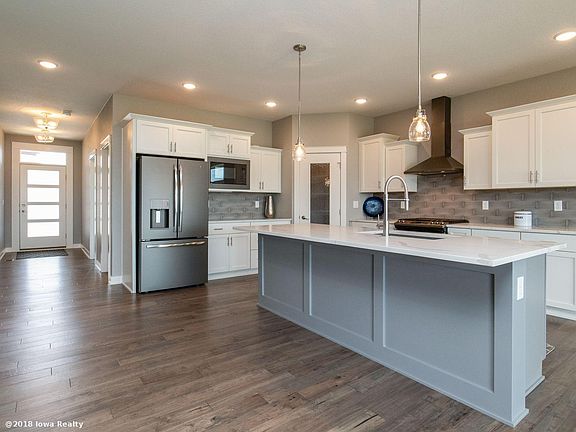 3rd image of 125 SE Waddell Way