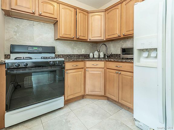 5th image of 75 Frost Pond Rd