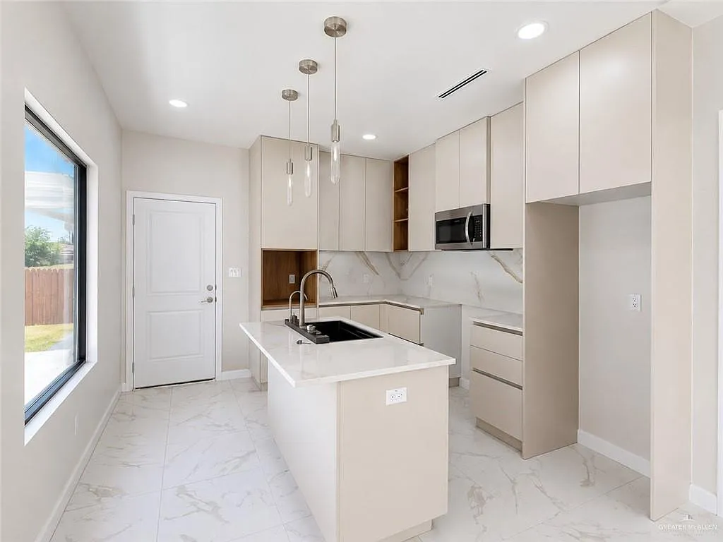 3 bed, 2.0 bath, 966 sqft, $1,600 — Photo 2