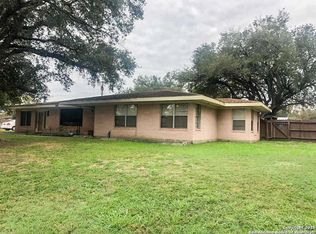 1101 E Widhelm St, Beeville, TX 78102