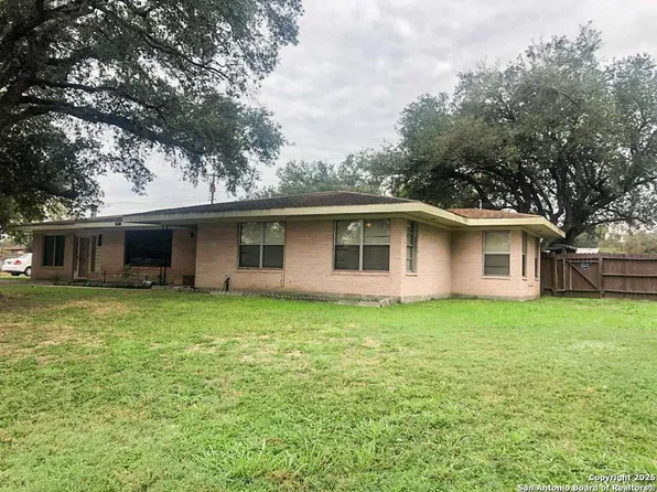 1101 E Widhelm, Beeville 78102