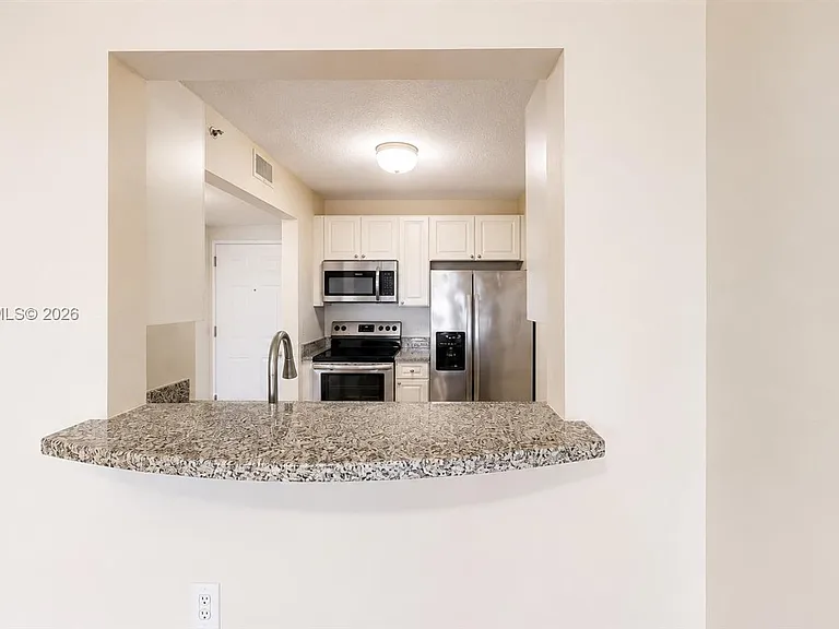 900 SW 8th St #1110 — Photo 2