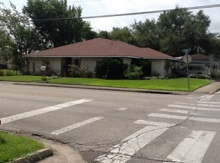 1115 W Adoue St, Alvin, TX 77511