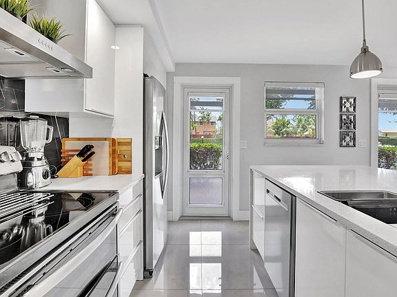 4th image of 206 SE 10th Street #107