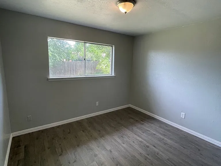 913 E Timberview Ln — Photo 7
