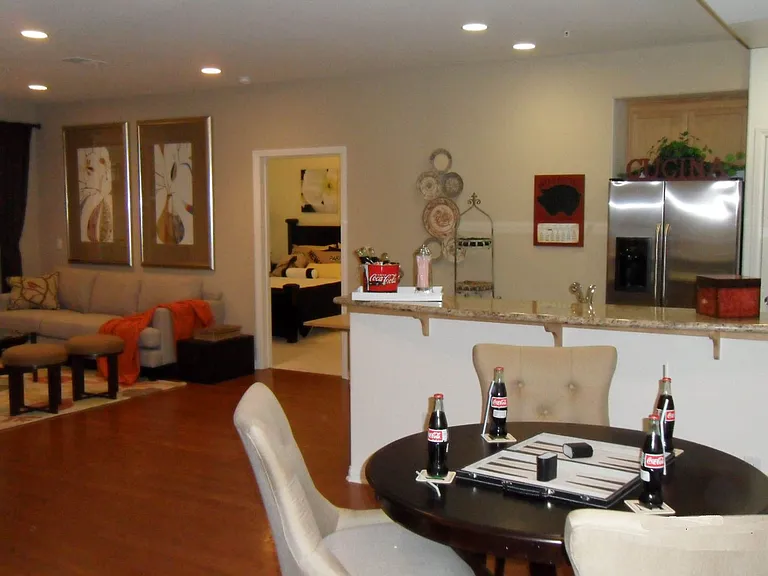 Glenoaks Villas — Photo 81