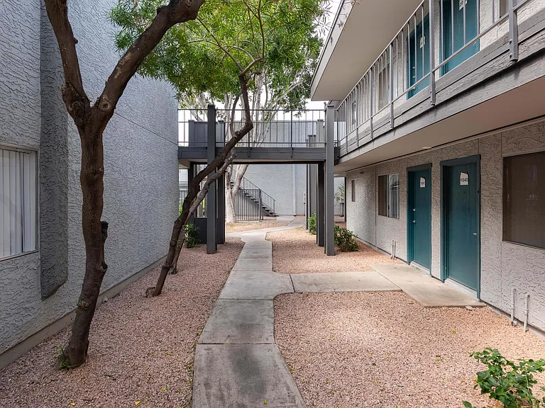 Camelback Cove Apartments — Photo 31