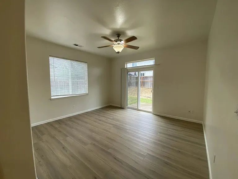 660 Callahan Dr — Photo 12
