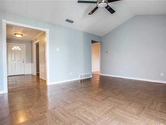 4th image of 1121 Larchfield Dr