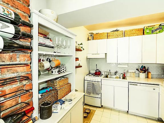 3rd image of 146 E 39th St APT 4C