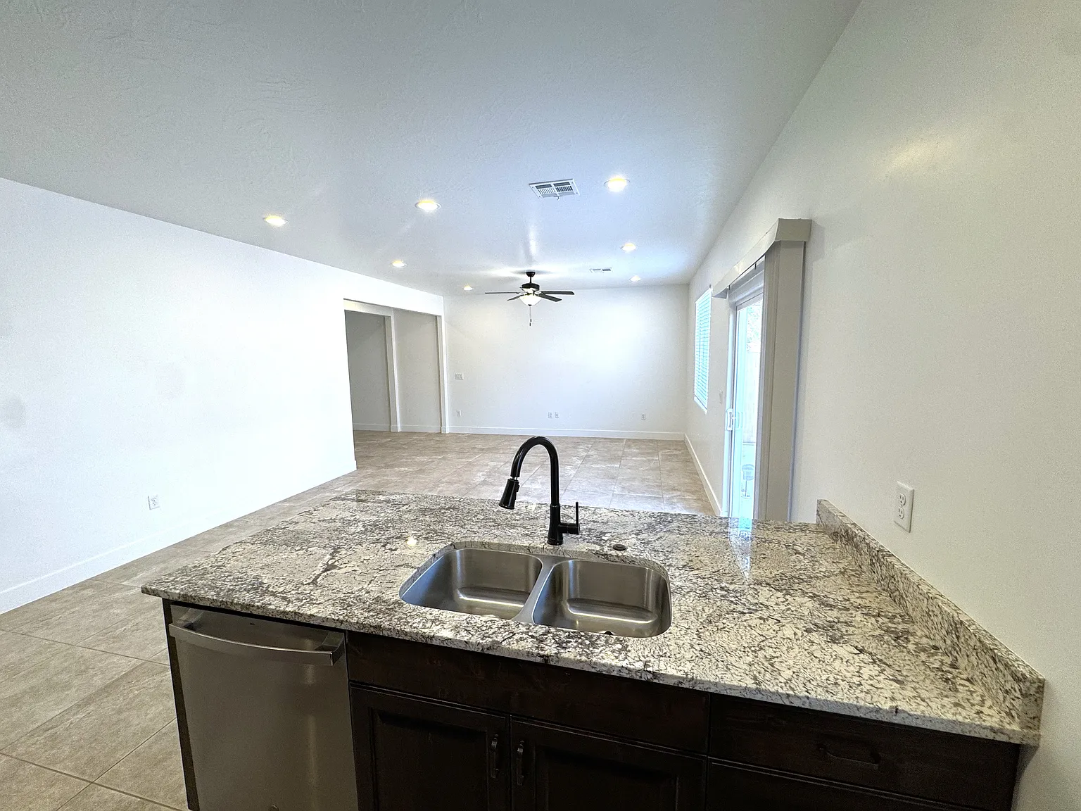 Must See 4 bedroom 2.5 bathroom condo — Photo 3