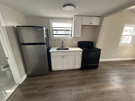 3rd image of 2735 Woodstock Ave