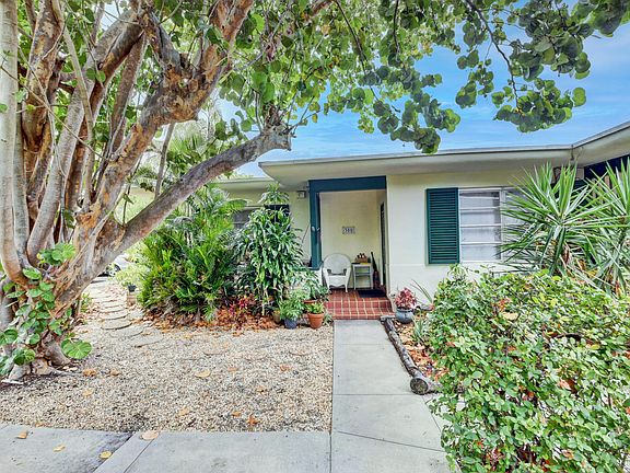2nd image of 305 NE 7th Ave #305